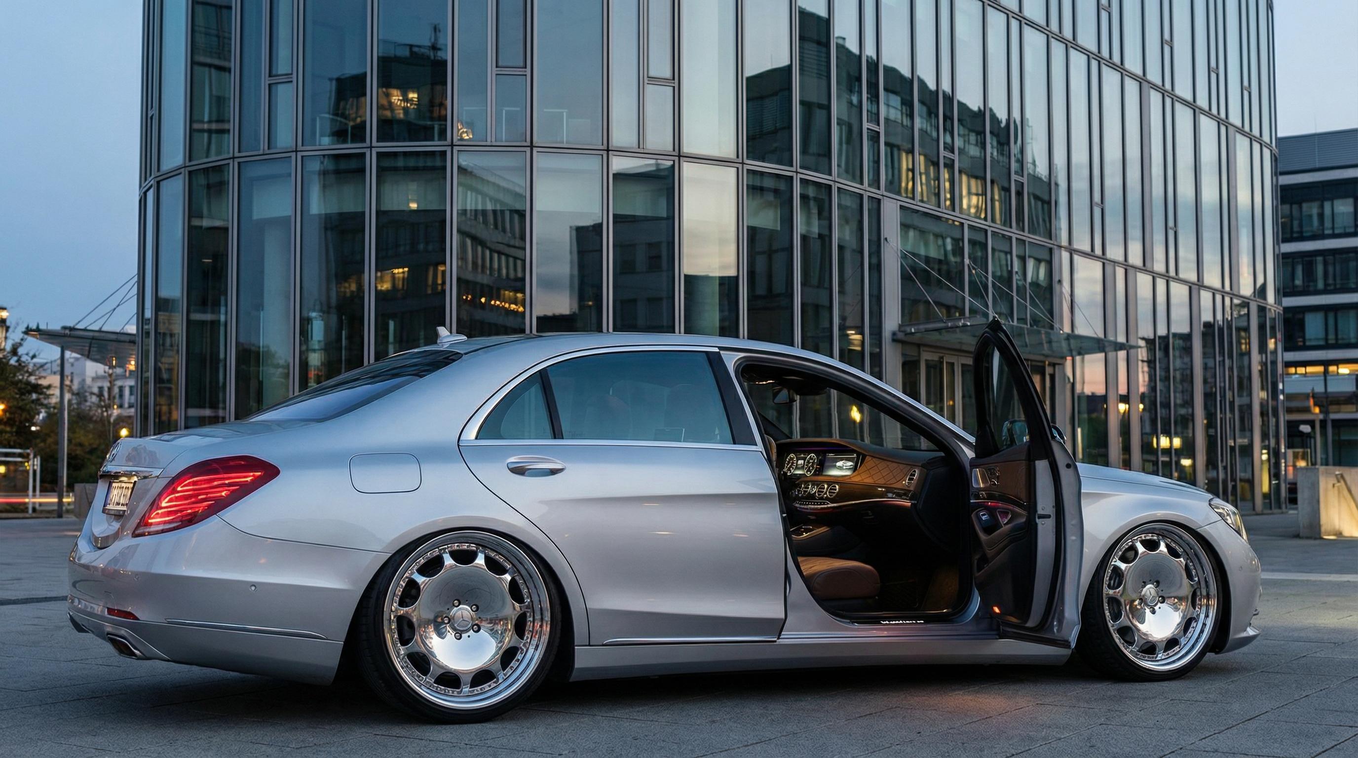 四虎视频银色豪华轿车气动避震改装视频